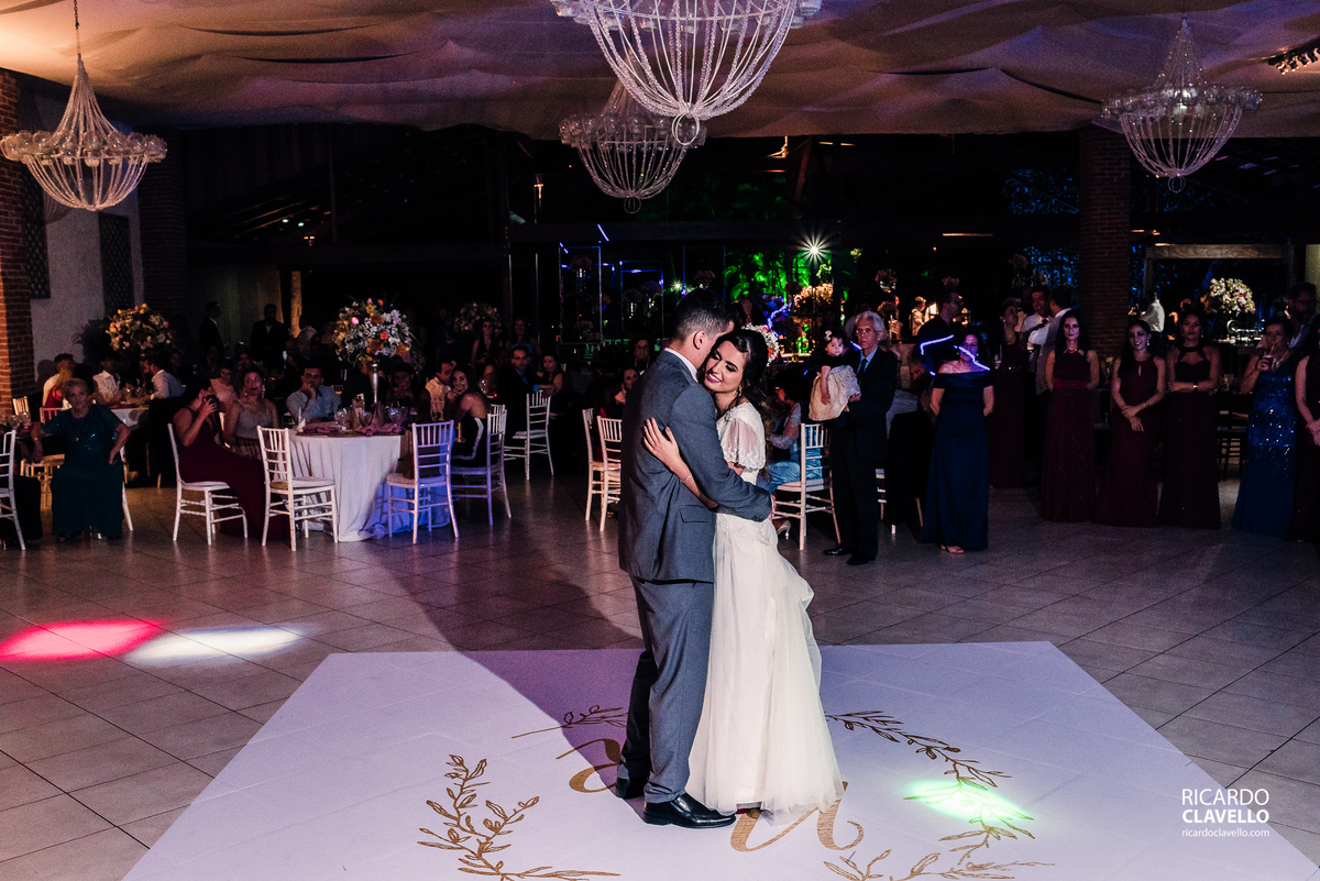 primeira dança dos noivos em seu casamento - Fotografia de Casamento RJ - Fotografia de Casamento Niterói - Fotógrafo de Casamento RJ - Fotografia de Casamento JF - Fotografo Casamento - Melhores fotos de casamento