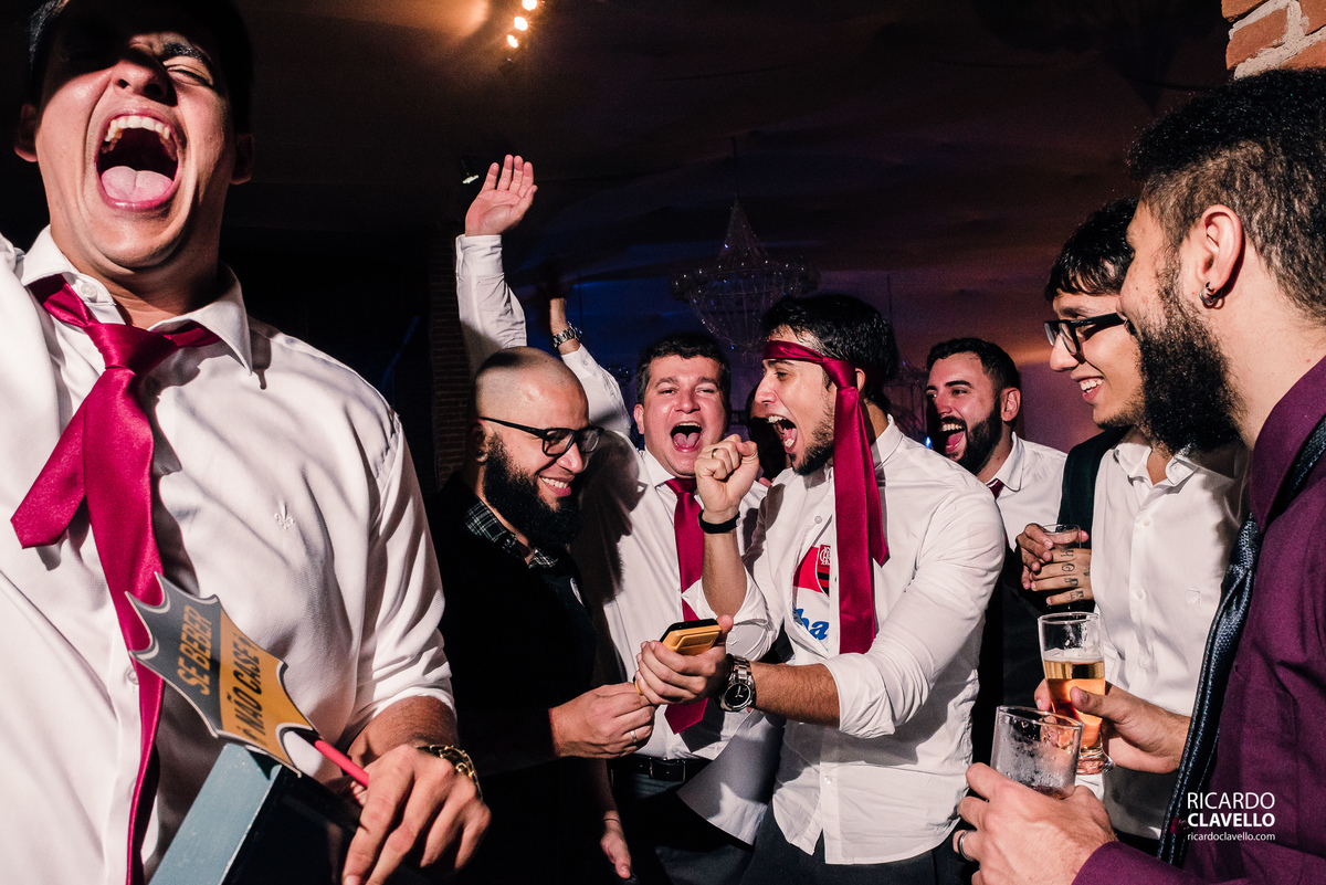 gravata do noivo sendo cobrada em máquina de cartão do pagseguro - Fotografia de Casamento RJ - Fotografia de Casamento Niterói - Fotógrafo de Casamento RJ - Fotografia de Casamento JF - Fotografo Casamento - Melhores fotos de casamento