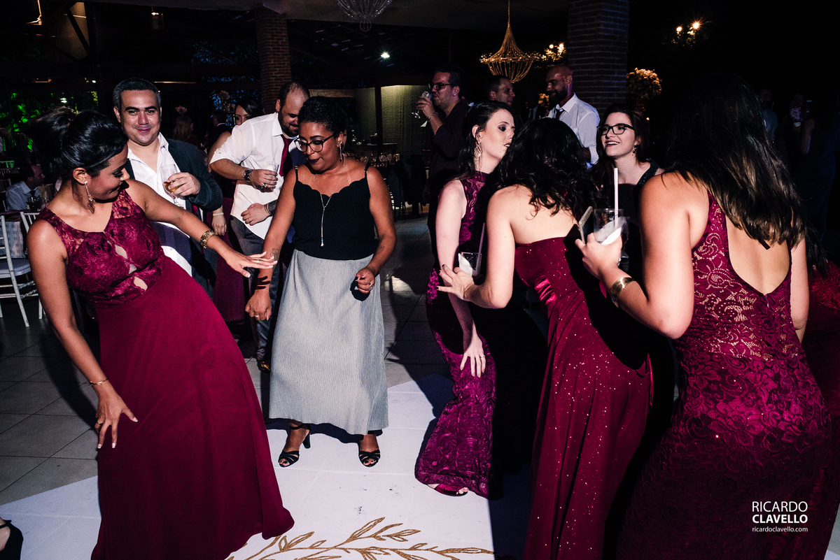 madrinhas dançando no casamento - Fotografia de Casamento RJ - Fotografia de Casamento Niterói - Fotógrafo de Casamento RJ - Fotografia de Casamento JF - Fotografo Casamento - Melhores fotos de casamento