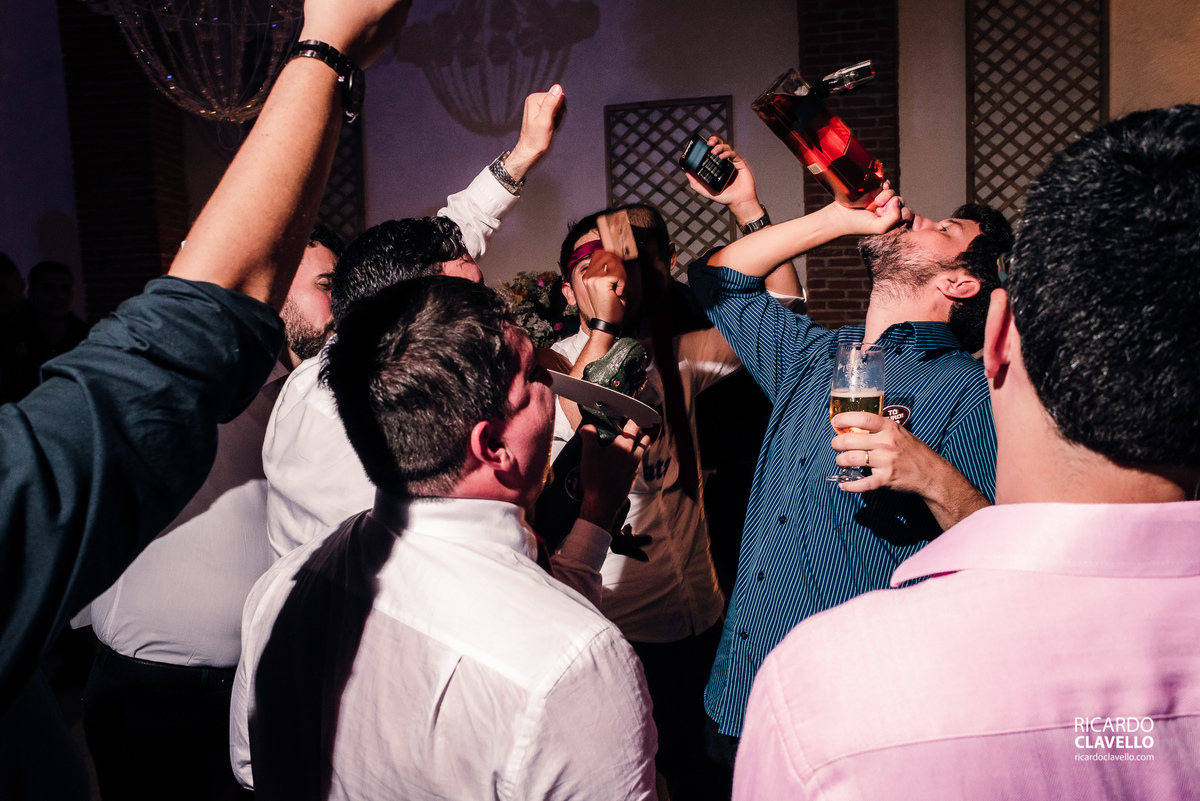 convidado bebendo whiskey direto do gargalo - Fotografia de Casamento RJ - Fotografia de Casamento Niterói - Fotógrafo de Casamento RJ - Fotografia de Casamento JF - Fotografo Casamento - Melhores fotos de casamento