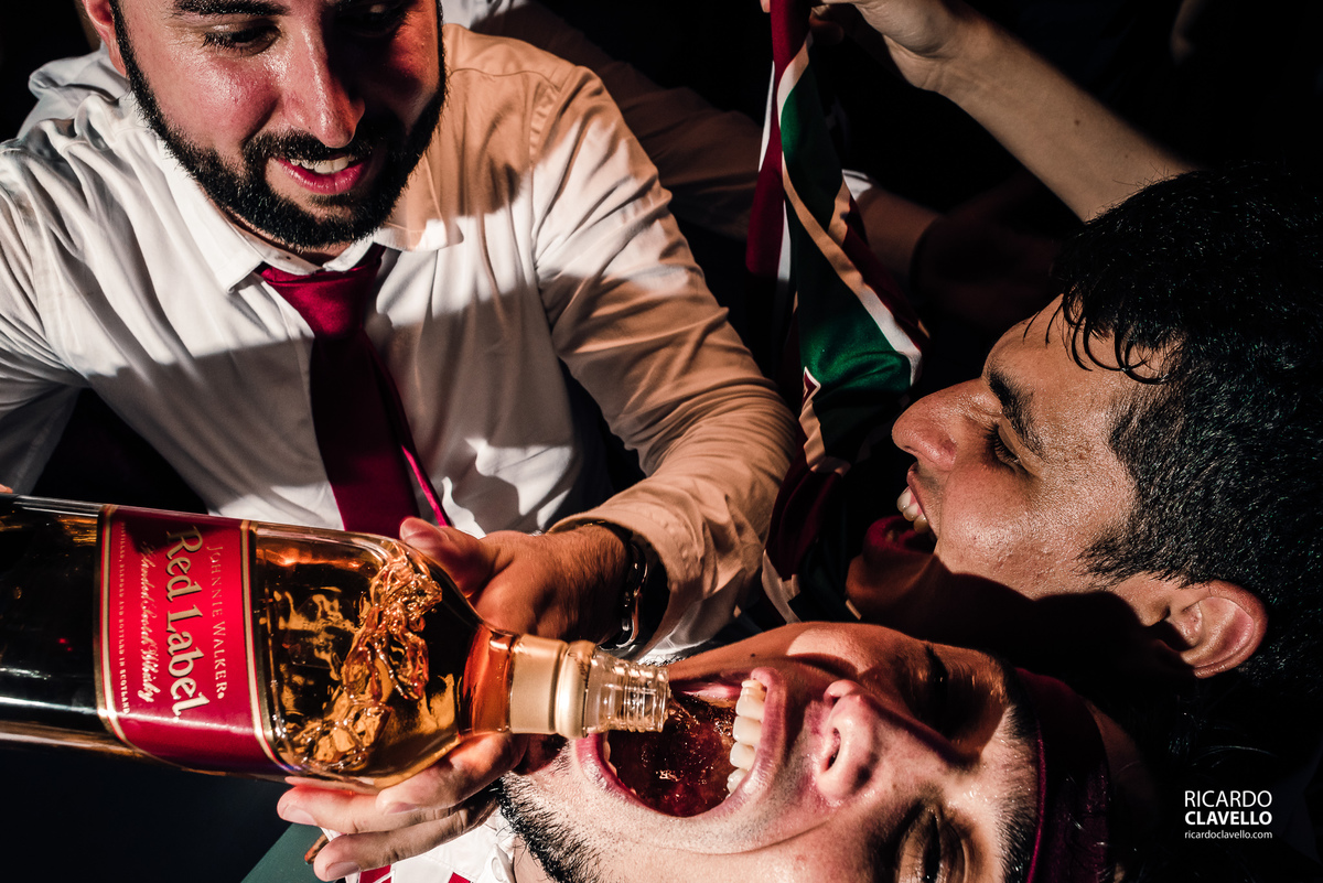diversão na festa de casamento - convidado bebe direto do gargalo- Fotografia de Casamento RJ - Fotografia de Casamento Niterói - Fotógrafo de Casamento RJ - Fotografia de Casamento JF - Fotografo Casamento - Melhores fotos de casamento