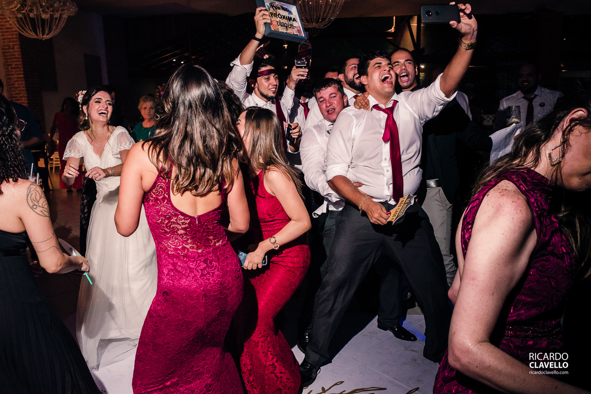 pista de dança do casamento com todos muito loucos - Fotografia de Casamento RJ - Fotografia de Casamento Niterói - Fotógrafo de Casamento RJ - Fotografia de Casamento JF - Fotografo Casamento - Melhores fotos de casamento