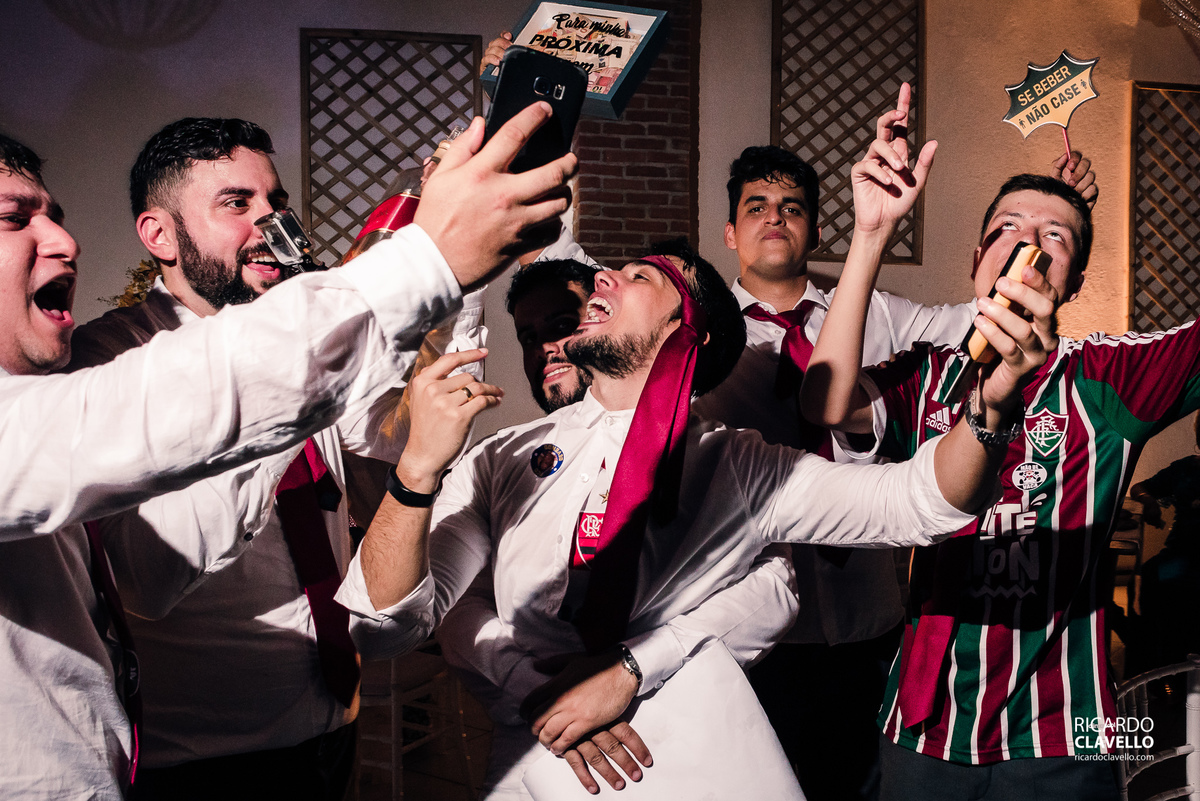 convidados fazendo bagunça, sendo um deles com a camisa do fluminense - Fotografia de Casamento RJ - Fotografia de Casamento Niterói - Fotógrafo de Casamento RJ - Fotografia de Casamento JF - Fotografo Casamento - Melhores fotos de casamento