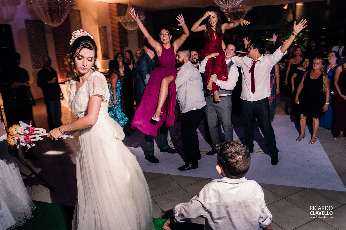 hora de jogar o buquê - Fotografia de Casamento RJ - Fotografia de Casamento Niterói - Fotógrafo de Casamento RJ - Fotografia de Casamento JF - Fotografo Casamento - Melhores fotos de casamento