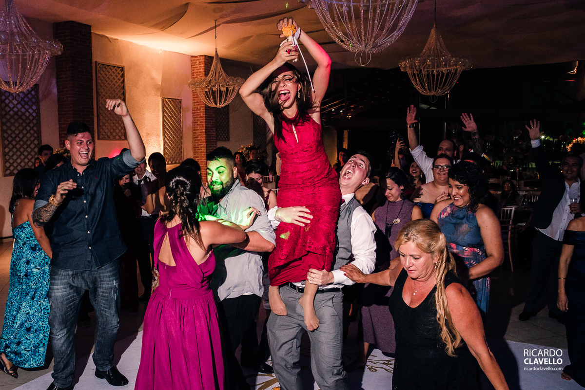 convidada no colo do noivo consegue pegar o buquê - Fotografia de Casamento RJ - Fotografia de Casamento Niterói - Fotógrafo de Casamento RJ - Fotografia de Casamento JF - Fotografo Casamento - Melhores fotos de casamento