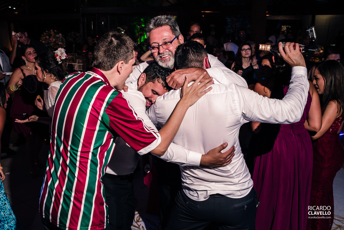 convidados se abraçando - Fotografia de Casamento RJ - Fotografia de Casamento Niterói - Fotógrafo de Casamento RJ - Fotografia de Casamento JF - Fotografo Casamento - Melhores fotos de casamento