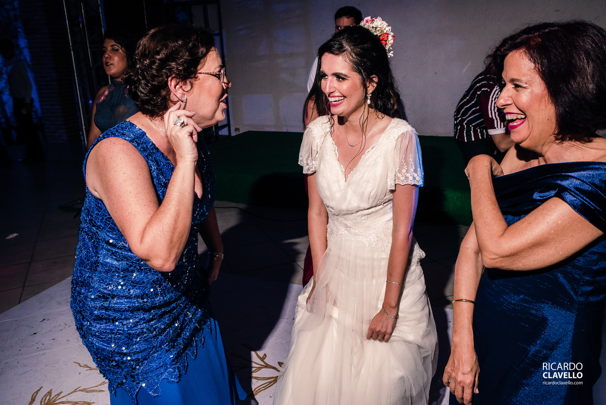 mãe e sogra da noiva conversando com a noiva - Fotografia de Casamento RJ - Fotografia de Casamento Niterói - Fotógrafo de Casamento RJ - Fotografia de Casamento JF - Fotografo Casamento - Melhores fotos de casamento