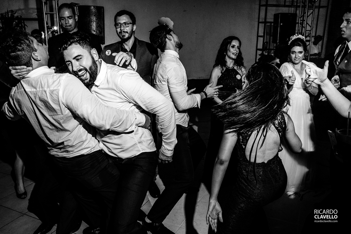 diversas ações na foto com pessoas dançando - Fotografia de Casamento RJ - Fotografia de Casamento Niterói - Fotógrafo de Casamento RJ - Fotografia de Casamento JF - Fotografo Casamento - Melhores fotos de casamento