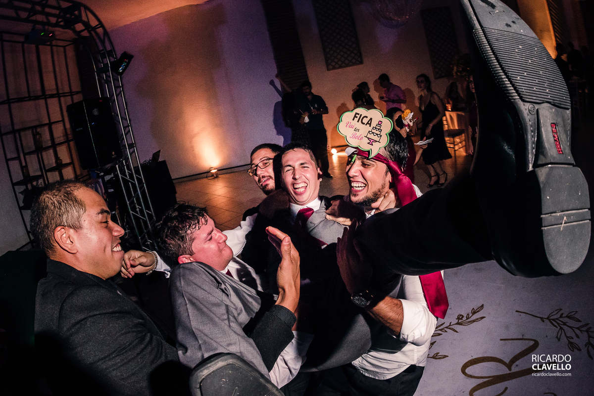 noivo sendo jogado para o alto - Fotografia de Casamento RJ - Fotografia de Casamento Niterói - Fotógrafo de Casamento RJ - Fotografia de Casamento JF - Fotografo Casamento - Melhores fotos de casamento