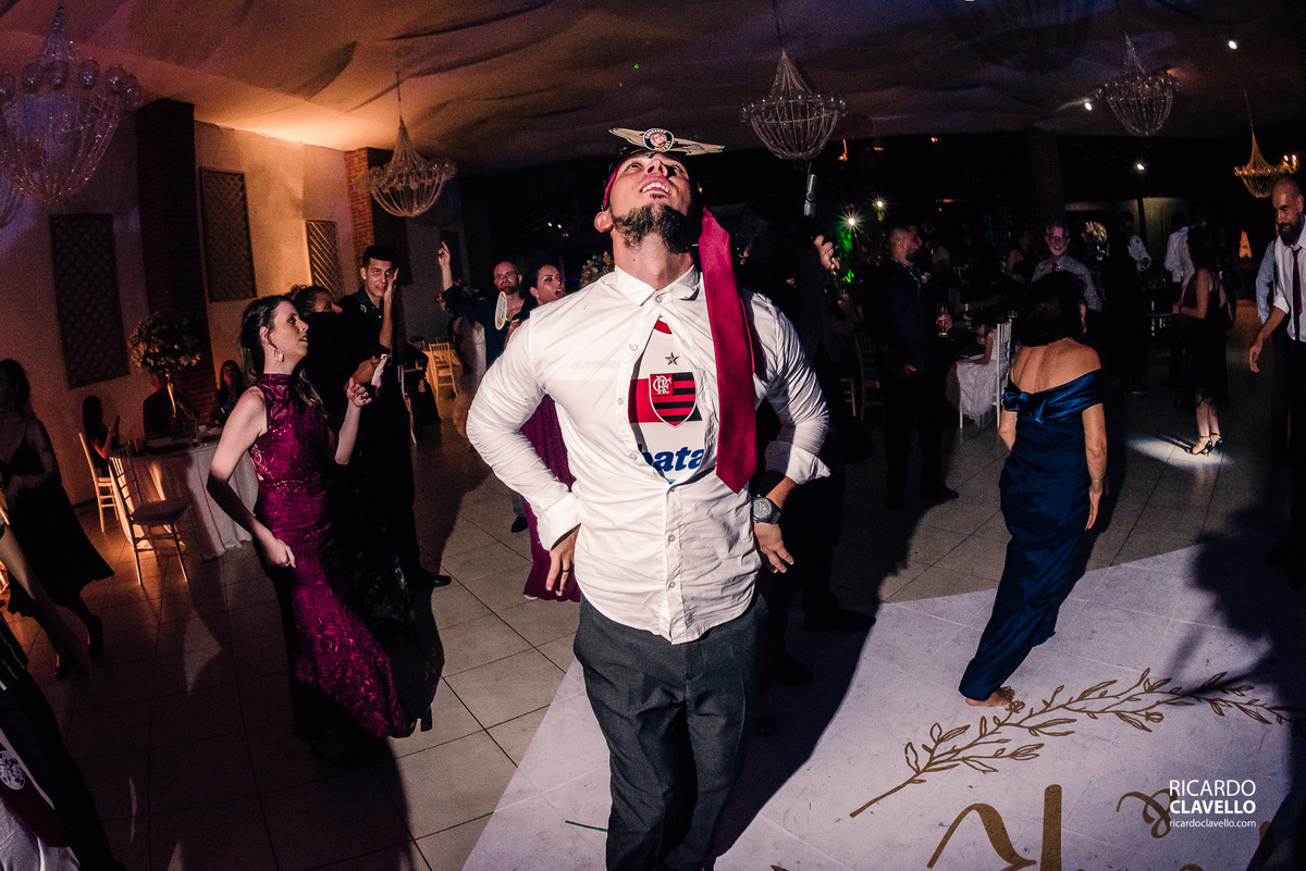 convidado dançando com a camisa do flamengo - Fotografia de Casamento RJ - Fotografia de Casamento Niterói - Fotógrafo de Casamento RJ - Fotografia de Casamento JF - Fotografo Casamento - Melhores fotos de casamento