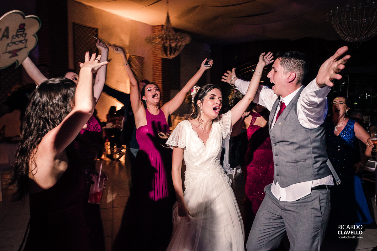 noivos dançando na pista - Fotografia de Casamento RJ - Fotografia de Casamento Niterói - Fotógrafo de Casamento RJ - Fotografia de Casamento JF - Fotografo Casamento - Melhores fotos de casamento