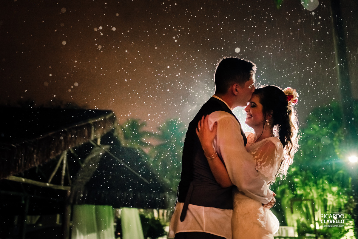 fotos na chuva - noivos na chuva - Fotografia de Casamento RJ - Fotografia de Casamento Niterói - Fotógrafo de Casamento RJ - Fotografia de Casamento JF - Fotografo Casamento - Melhores fotos de casamento