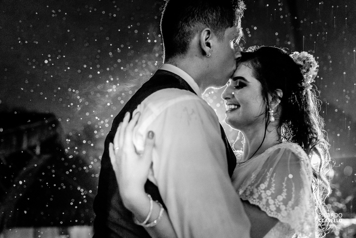 fotos na chuva - noivos na chuva - Fotografia de Casamento RJ - Fotografia de Casamento Niterói - Fotógrafo de Casamento RJ - Fotografia de Casamento JF - Fotografo Casamento - Melhores fotos de casamento