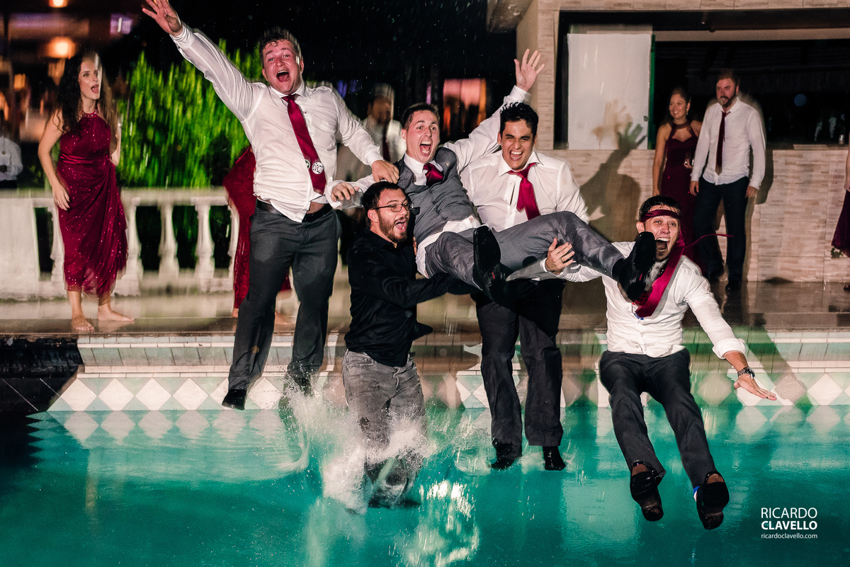 padrinhos jogando o noivo na piscina - Fotografia de Casamento RJ - Fotografia de Casamento Niterói - Fotógrafo de Casamento RJ - Fotografia de Casamento JF - Fotografo Casamento - Melhores fotos de casamento