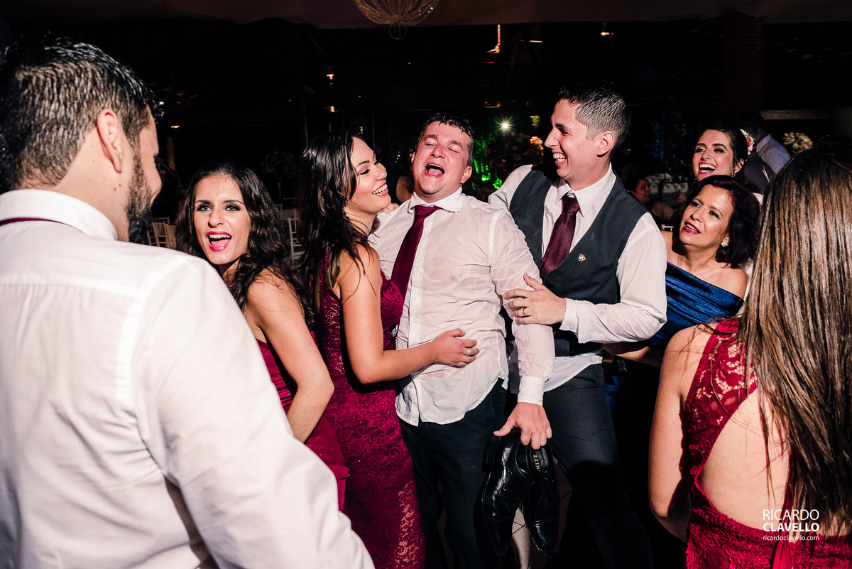 diversas cosias acontecendo na pista de dança - Fotografia de Casamento RJ - Fotografia de Casamento Niterói - Fotógrafo de Casamento RJ - Fotografia de Casamento JF - Fotografo Casamento - Melhores fotos de casamento