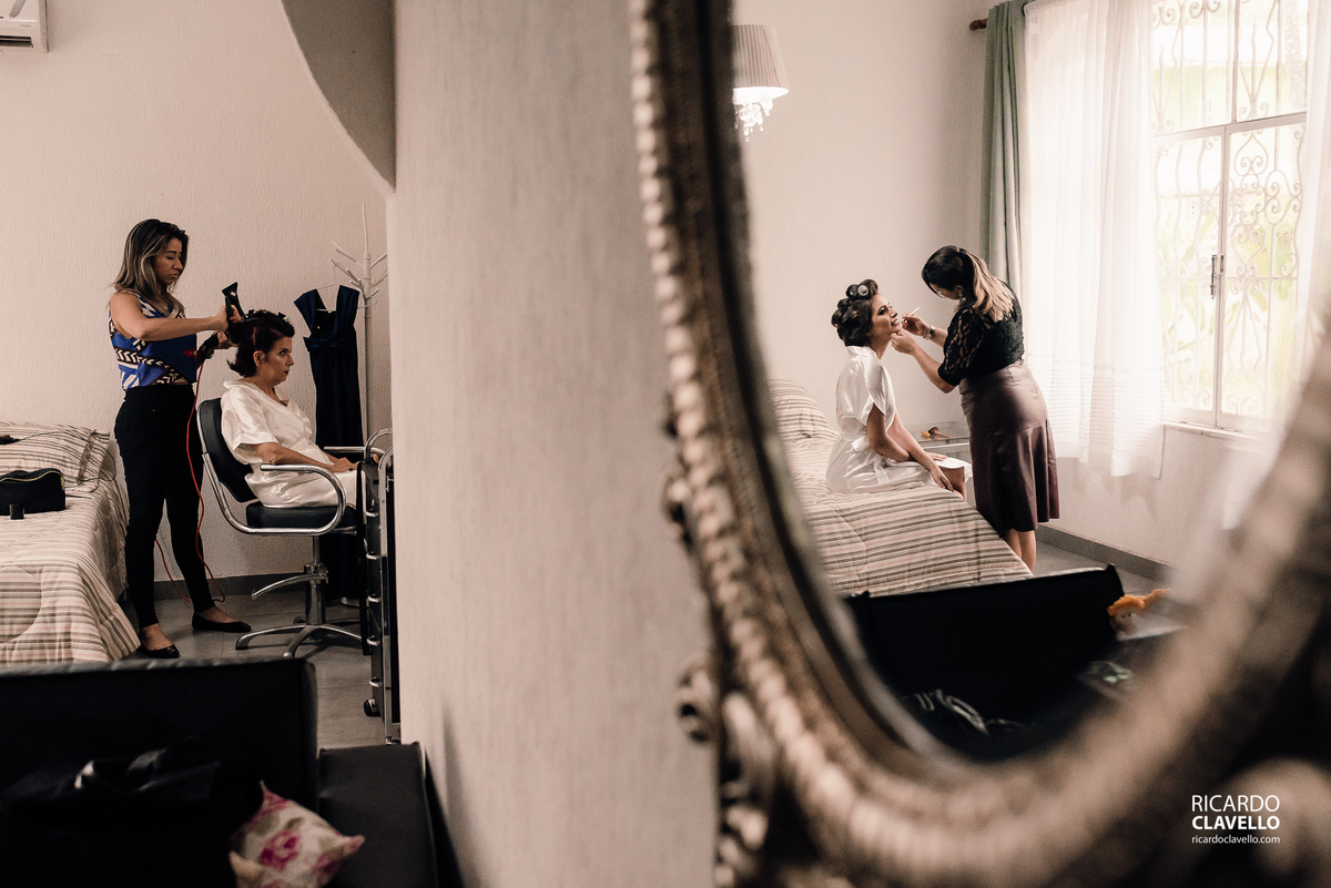 Dois planos com mãe sendo arrumada e noiva no reflexo do espelho durante o making of - Fotografia de Casamento RJ - Fotografia de Casamento Niterói - Fotógrafo de Casamento RJ - Fotografia de Casamento JF - Fotografo Casamento - Melhors fotos de casamento