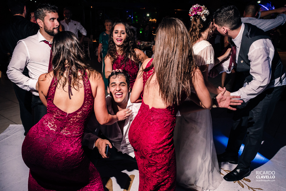 loucura na pista de dança do casamento - Fotografia de Casamento RJ - Fotografia de Casamento Niterói - Fotógrafo de Casamento RJ - Fotografia de Casamento JF - Fotografo Casamento - Melhores fotos de casamento