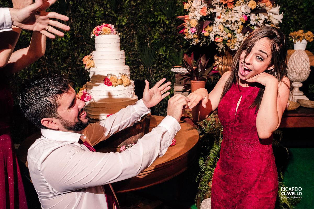 simulação de pedido de casamento entre convidados - Fotografia de Casamento RJ - Fotografia de Casamento Niterói - Fotógrafo de Casamento RJ - Fotografia de Casamento JF - Fotografo Casamento - Melhores fotos de casamento