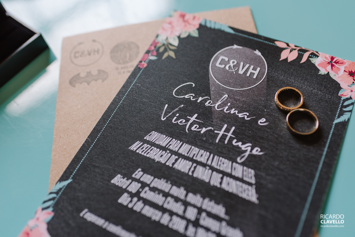 Convites e alianças dos noivos - Fotografia de Casamento - Fotografia de Casamento RJ - Fotografia de Casamento Niterói - Fotografia de Casamento JF - Melhores Fotos de Casamento - Fotógrafo de Casamento RJ - Fotógrafo de Casamento Juiz de Fora - Fotógraf