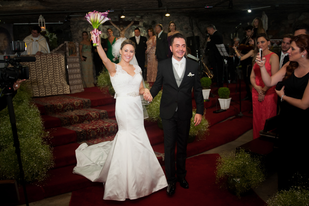 A saída - casamento Carol e Thiago - Fotografia de casamento top em São Paulo SP Fotografamos o casal em Alphaville, muita alegria com esse casal fantástico!