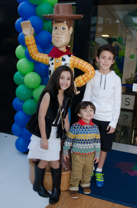 Enzo com os irmãos Fotografias do Enzo 3 anos - Festa de 3 anos do Enzo - fotografia e vídeo dessa festa infantil Maravilhosa.