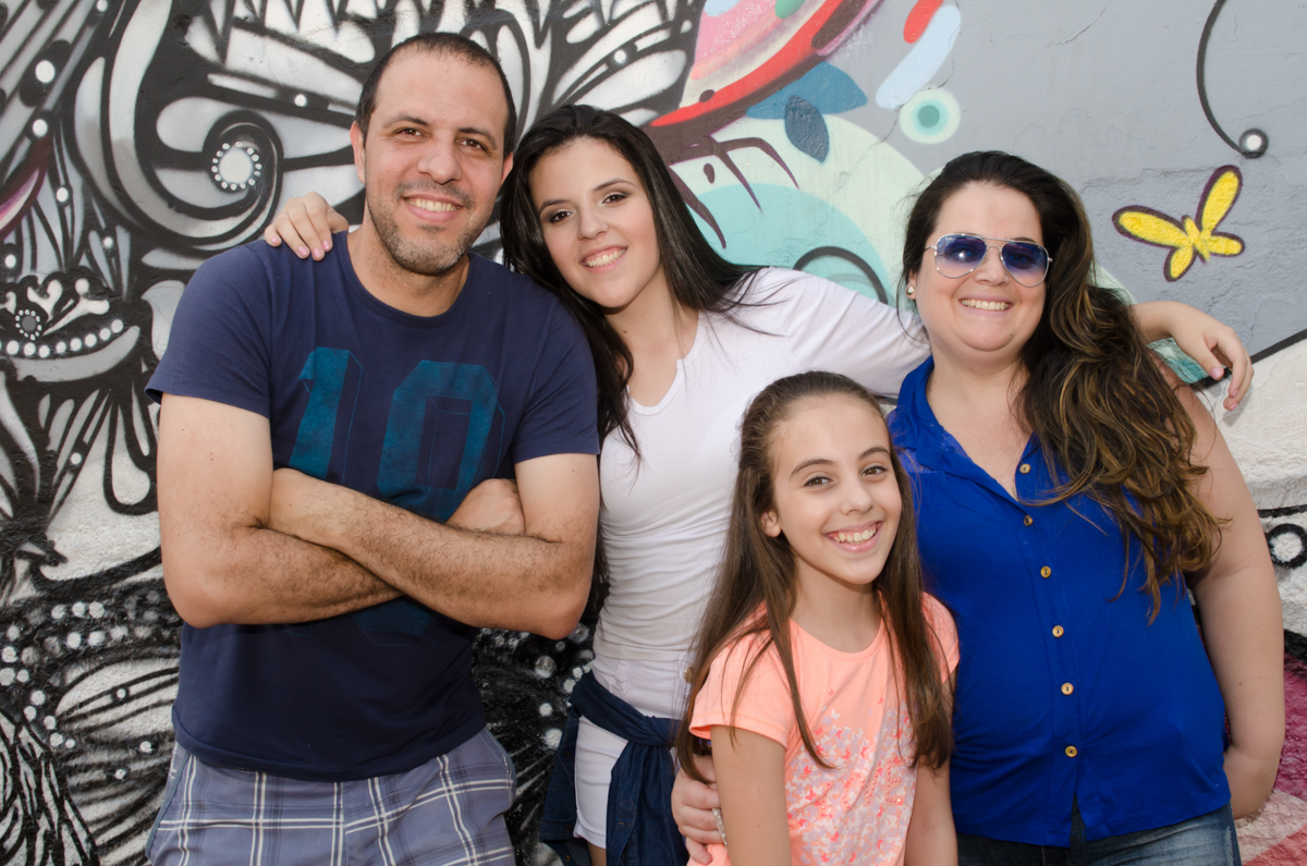A Família reunida - Sessão fotográfica no Beco do Batman em SP, feita pela Geniphoto
