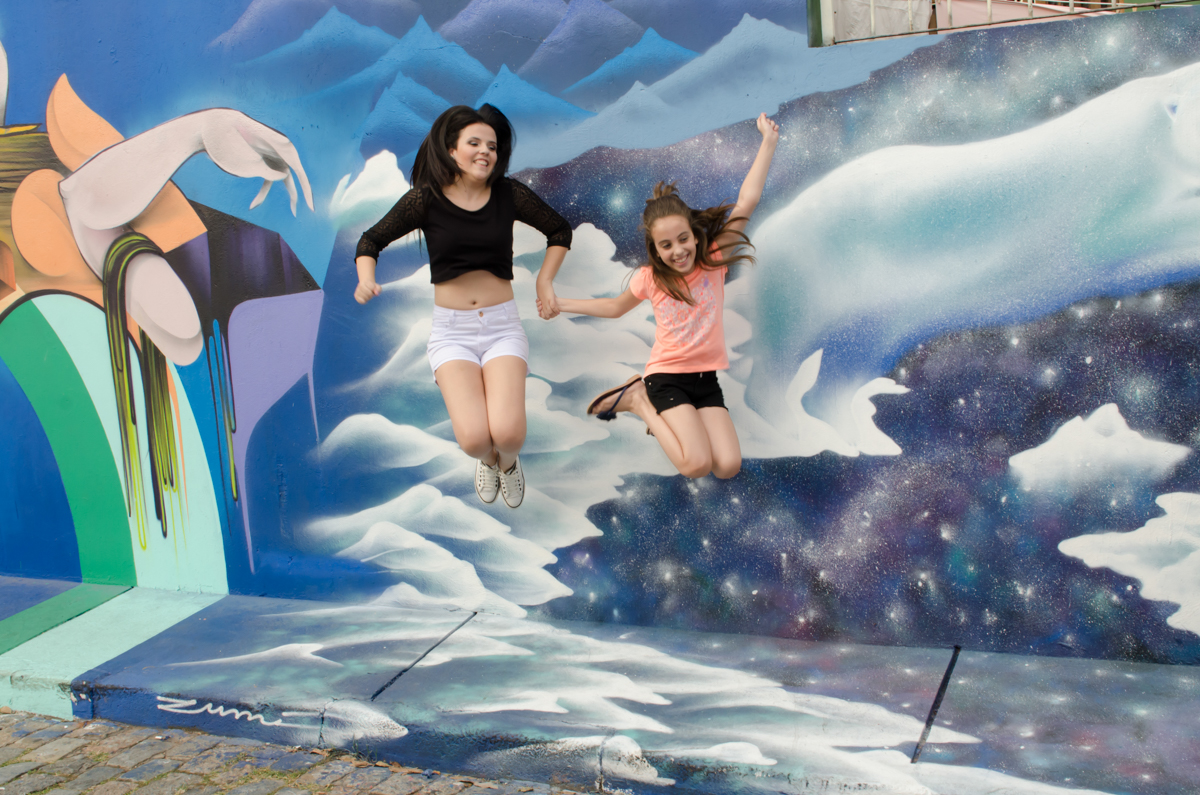 Pulo duplo!! essas irmãs!!! Sessão fotográfica no Beco do Batman em SP, feita pela Geniphoto