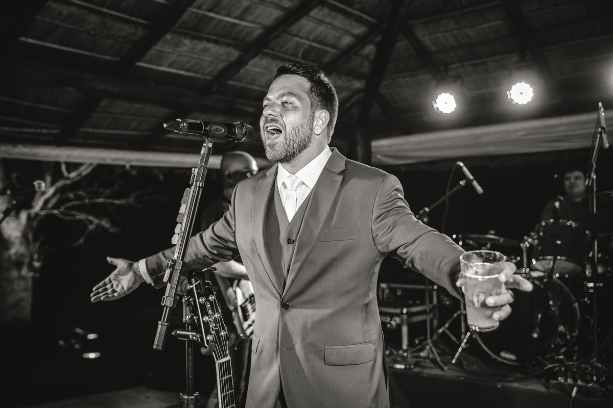 noivo cantando na festa Vale dos Desejos  Fernanda e Leo  Casamento