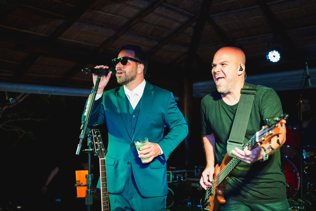 noivo cantando na festa Vale dos Desejos  Fernanda e Leo  