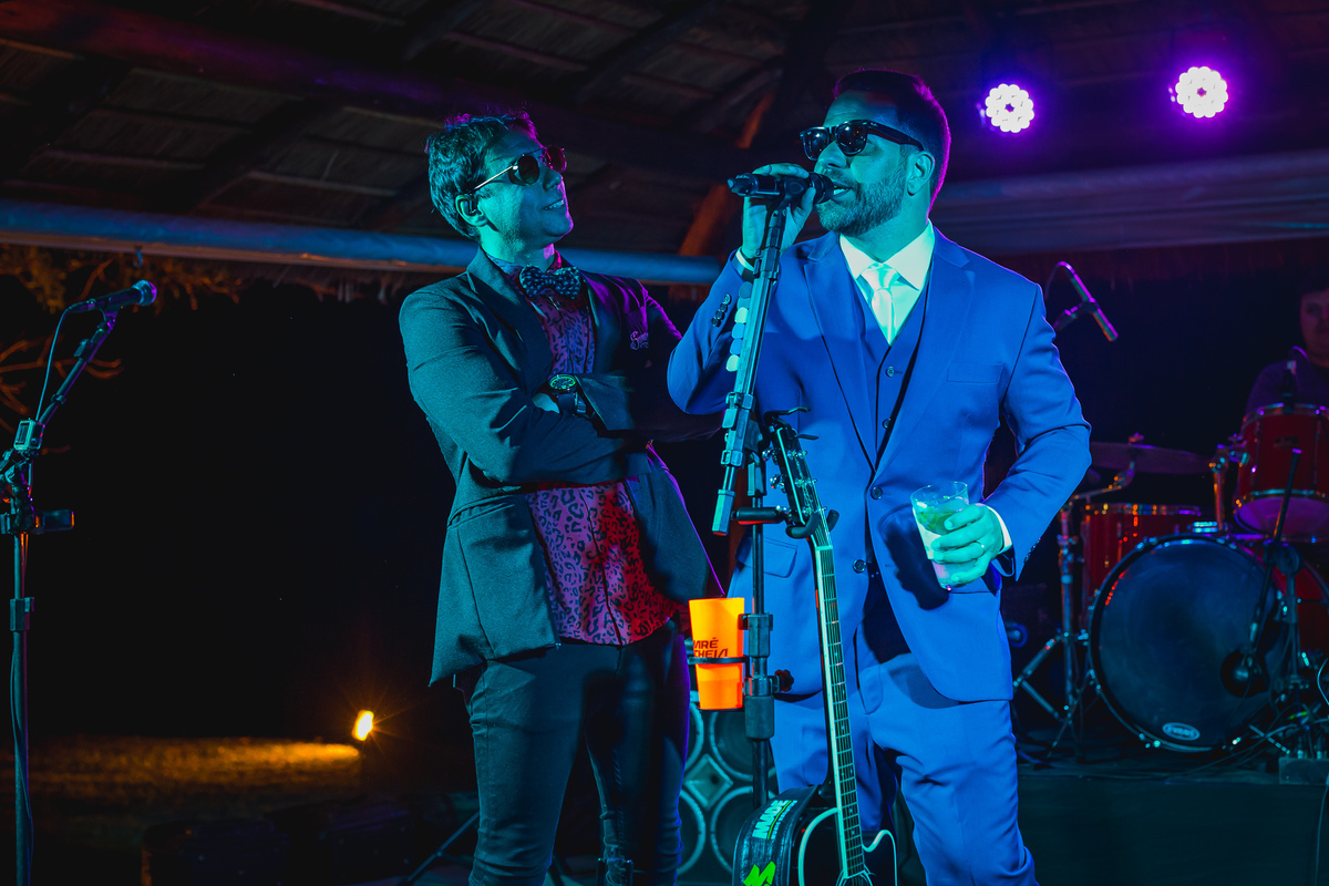 noivo cantando na festa Vale dos Desejos  Fernanda e Leo  