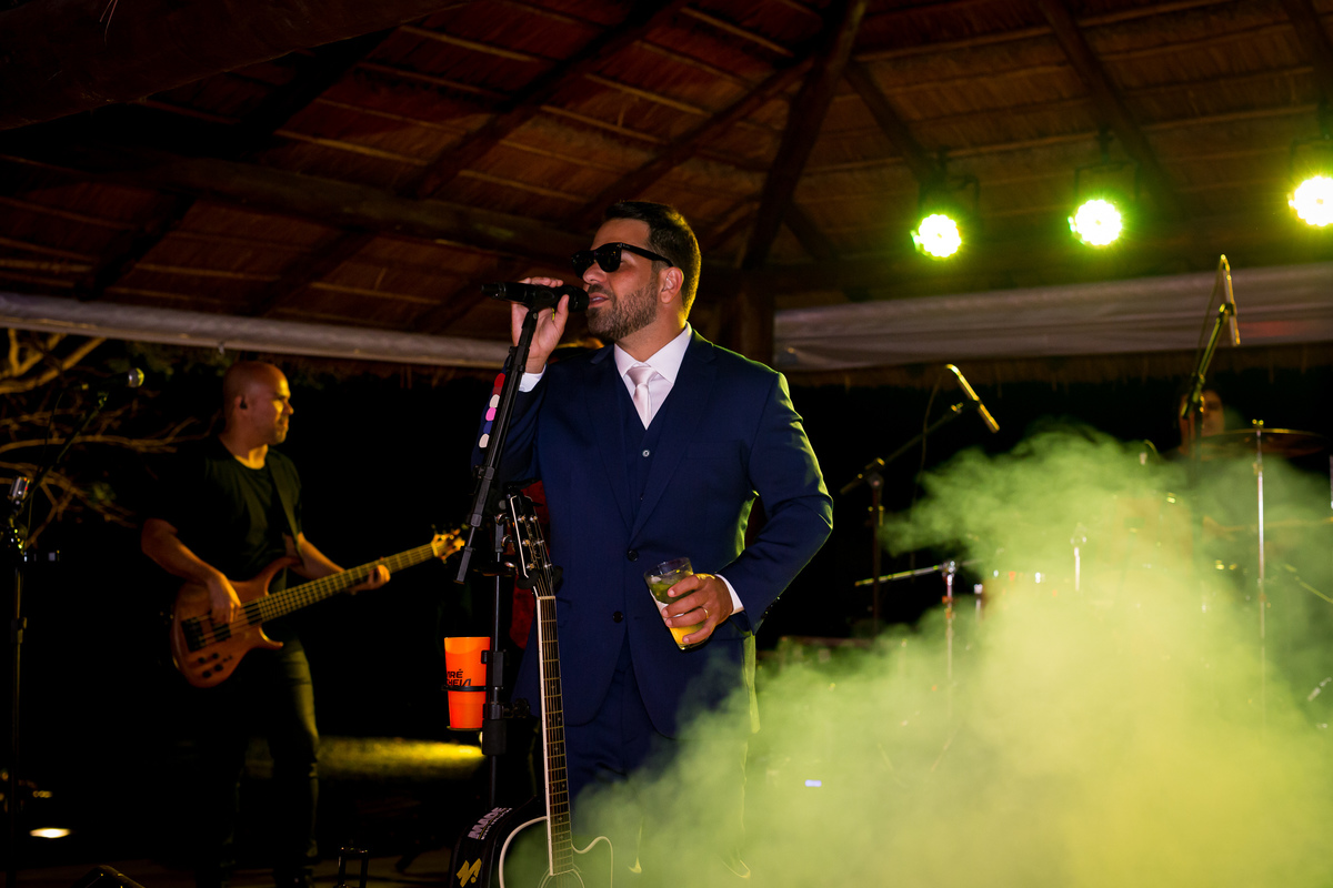 noivo cantando na festa Vale dos Desejos  Fernanda e Leo  