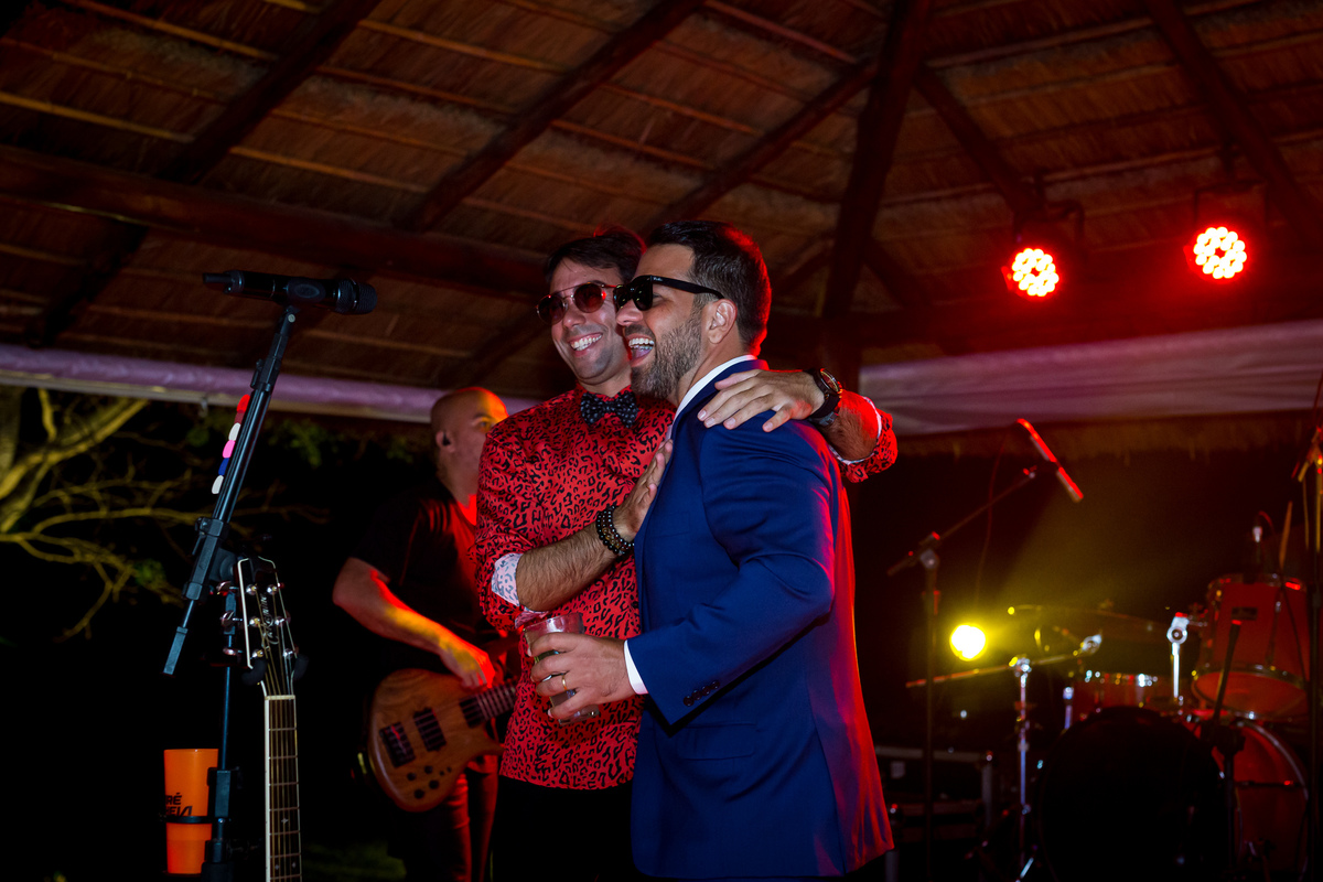 noivo cantando na festa Vale dos Desejos  Fernanda e Leo  