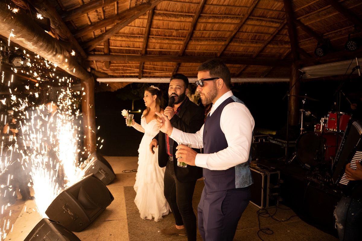 festa casal no palco no Vale dos Desejos  Fernanda e Leo  
