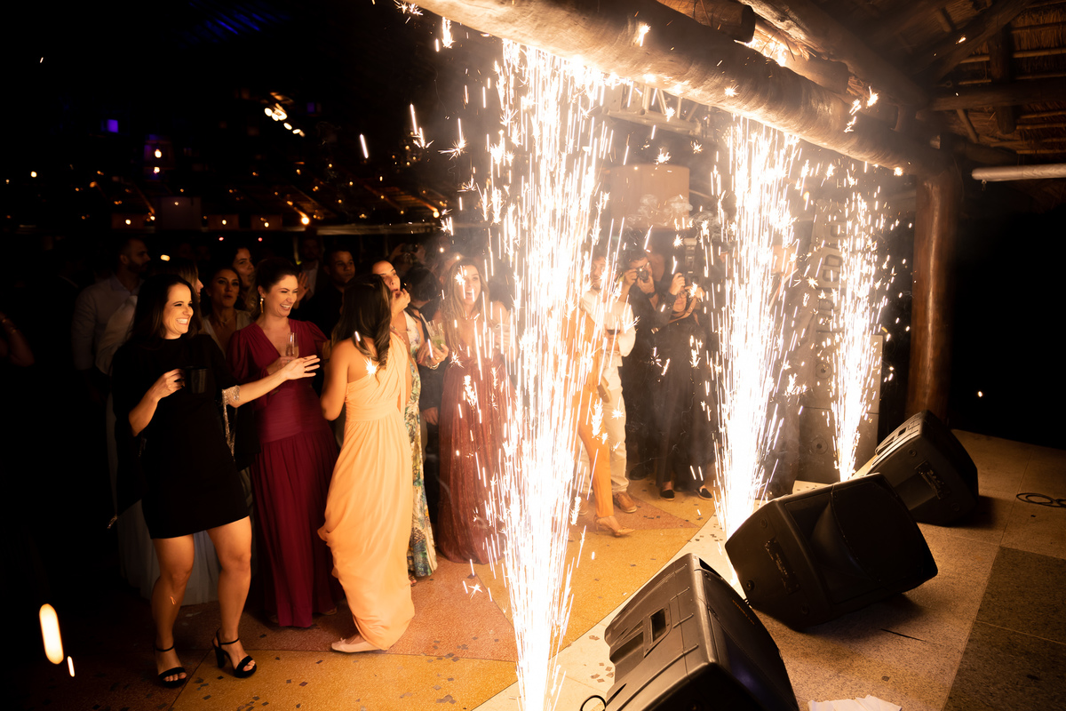 festa casal no palco no Vale dos Desejos  Fernanda e Leo  