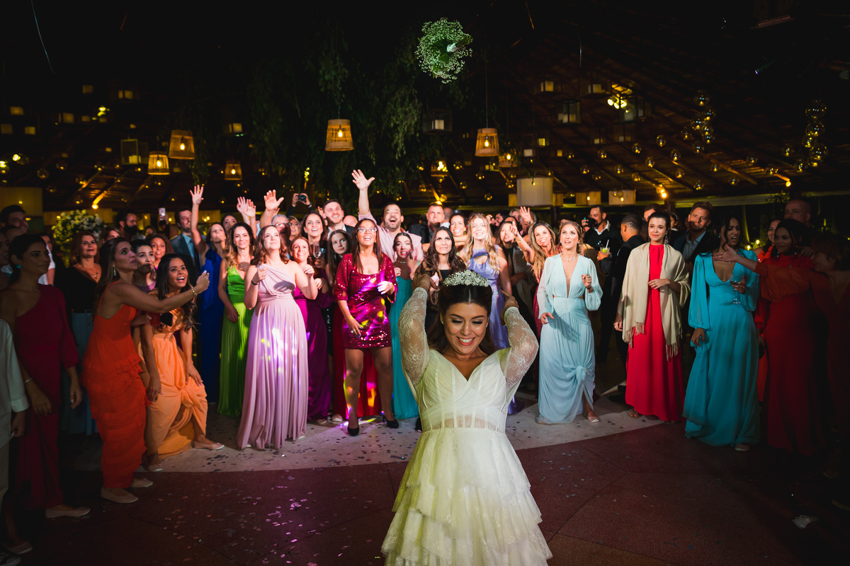 noiva jogando o buque na pista Vale dos Desejos  Fernanda e Leo  