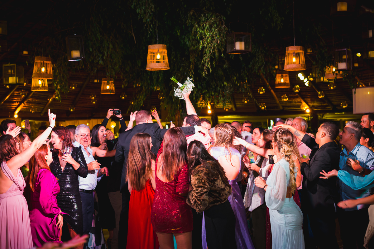 noiva jogando o buque na pista Vale dos Desejos  Fernanda e Leo  