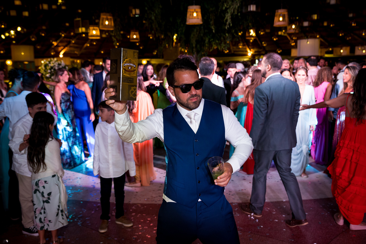 noivo jogando caixa de whisky na pista Vale dos Desejos Fernanda e Leo