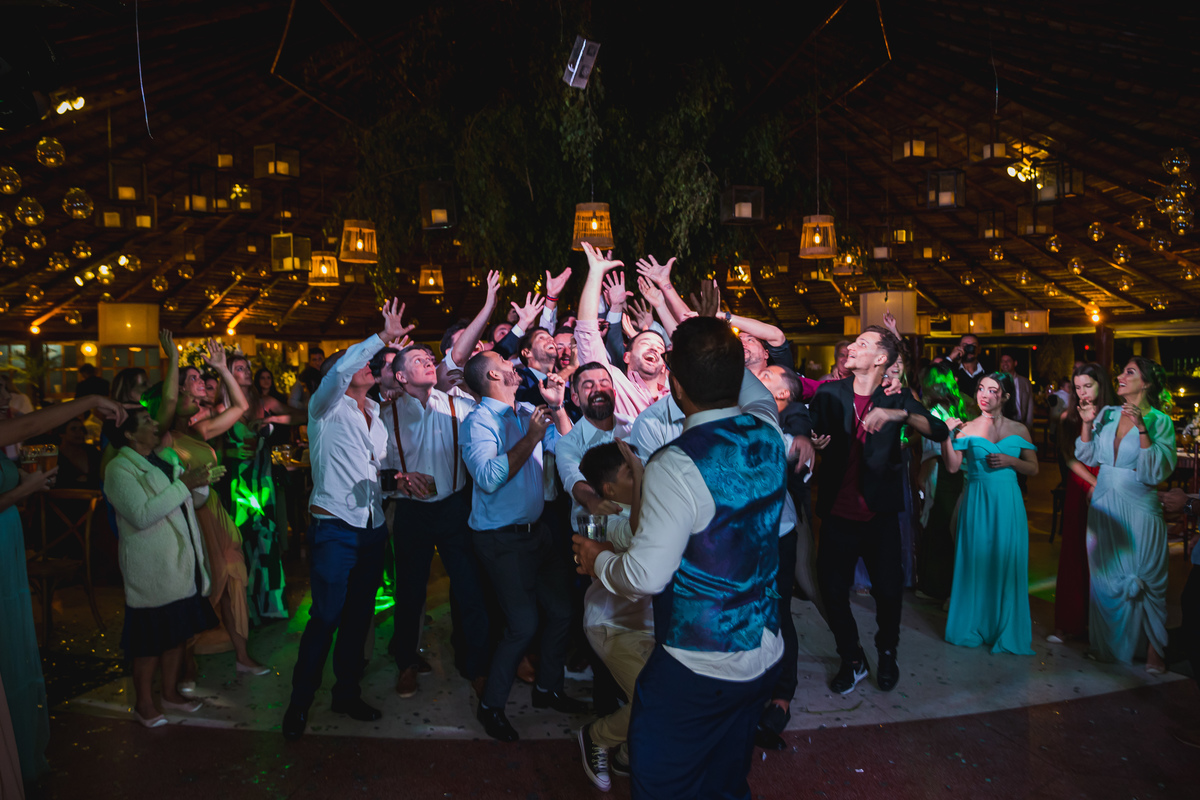 noivo jogando caixa de whisky na pista Vale dos Desejos Fernanda e Leo