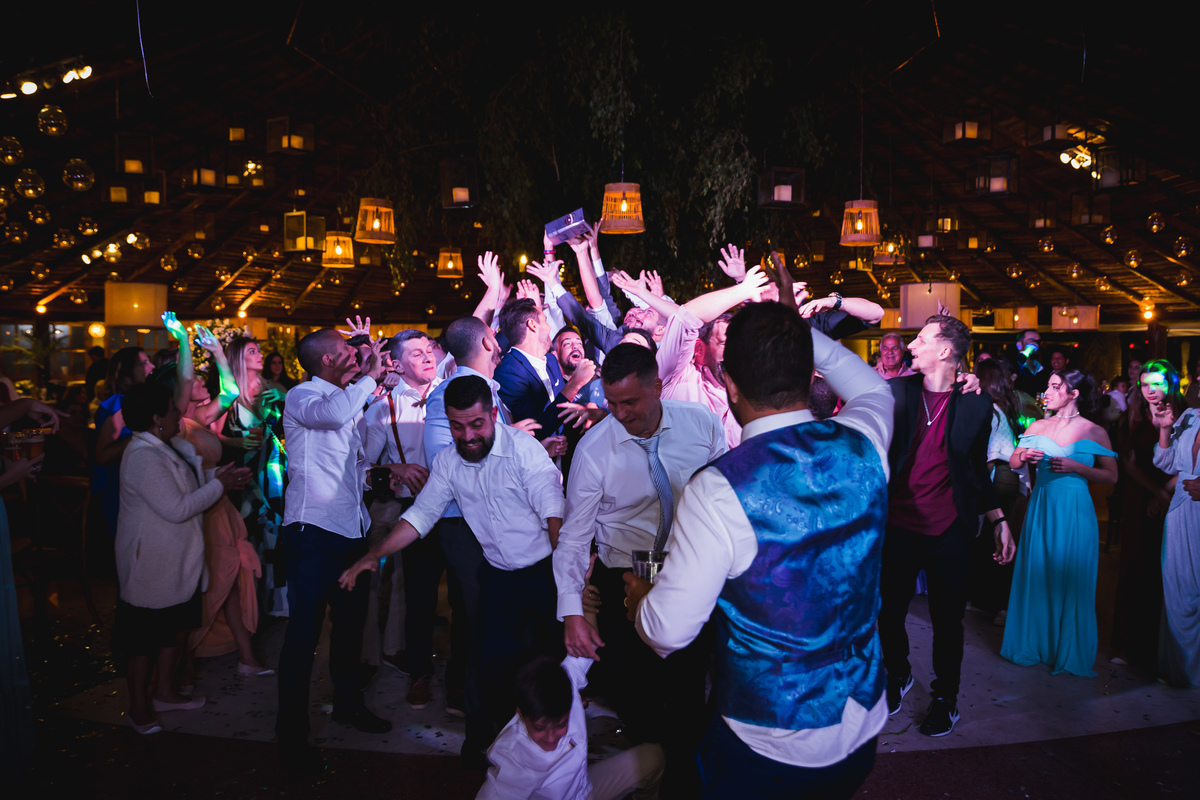 noivo jogando caixa de whisky na pista Vale dos Desejos Fernanda e Leo