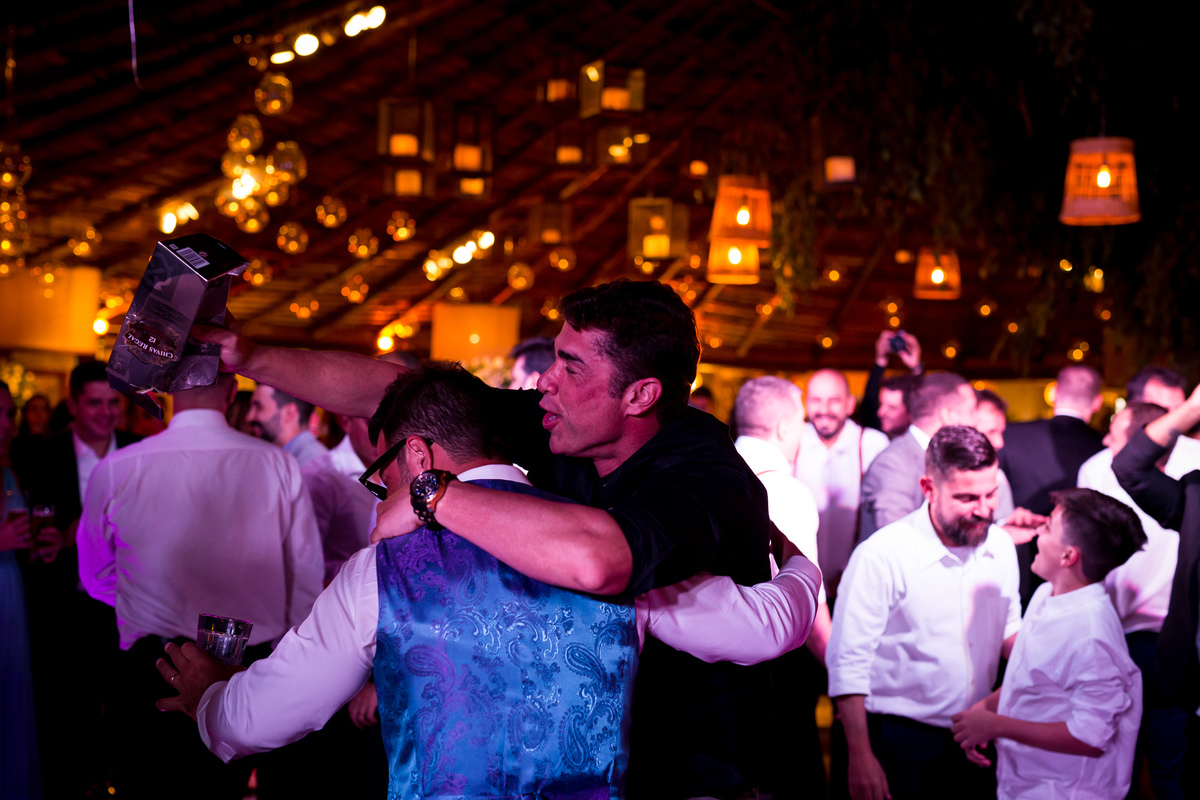 noivo jogando caixa de whisky na pista Vale dos Desejos Fernanda e Leo