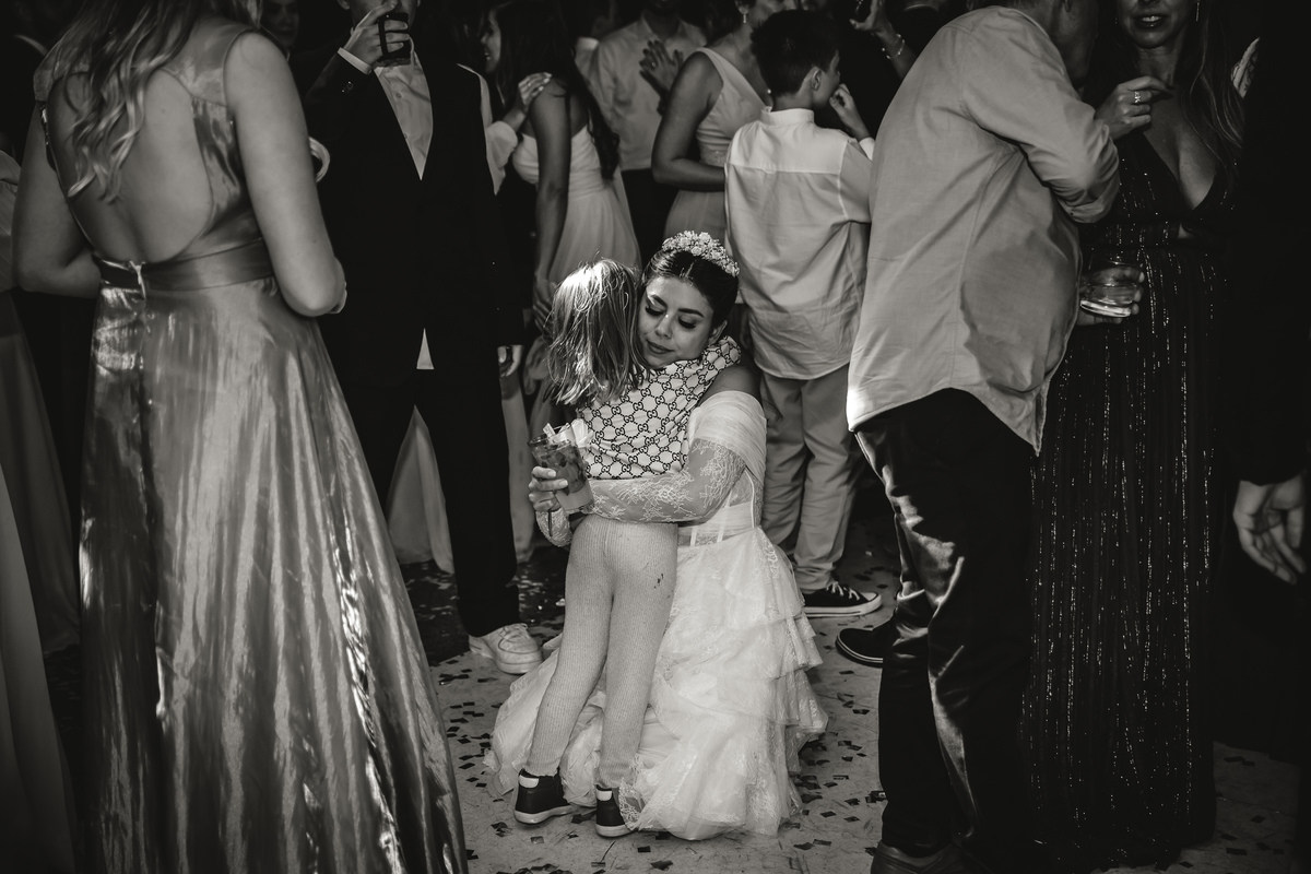 noiva abraçando criança na pista Vale dos Desejos Fernanda e Leo