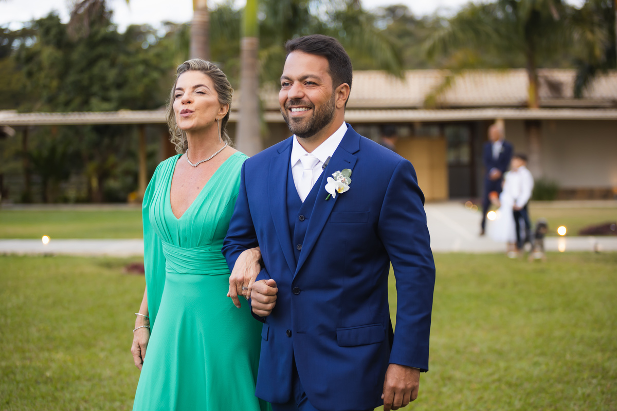 entrada noivo na cerimonia Vale dos Desejos  Fernanda e Leo  Casamento