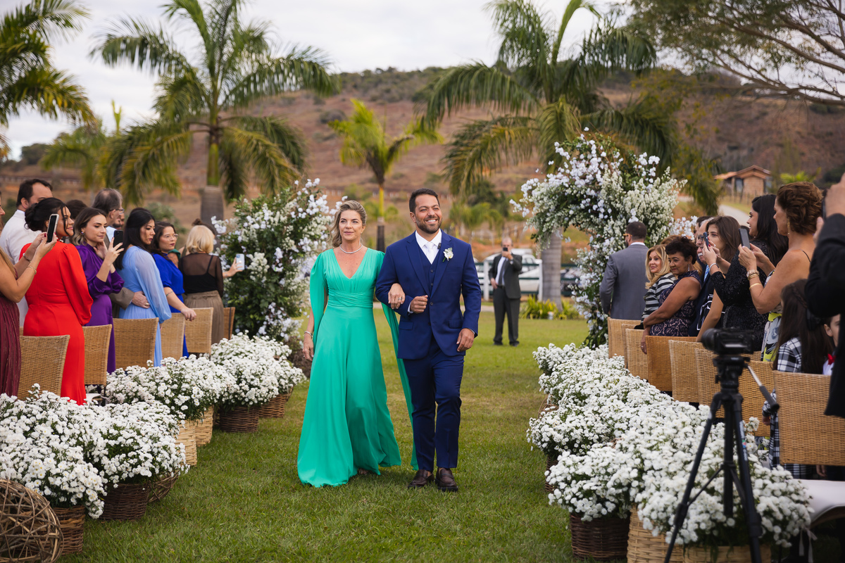 entrada noivo na cerimonia Vale dos Desejos  Fernanda e Leo  Casamento