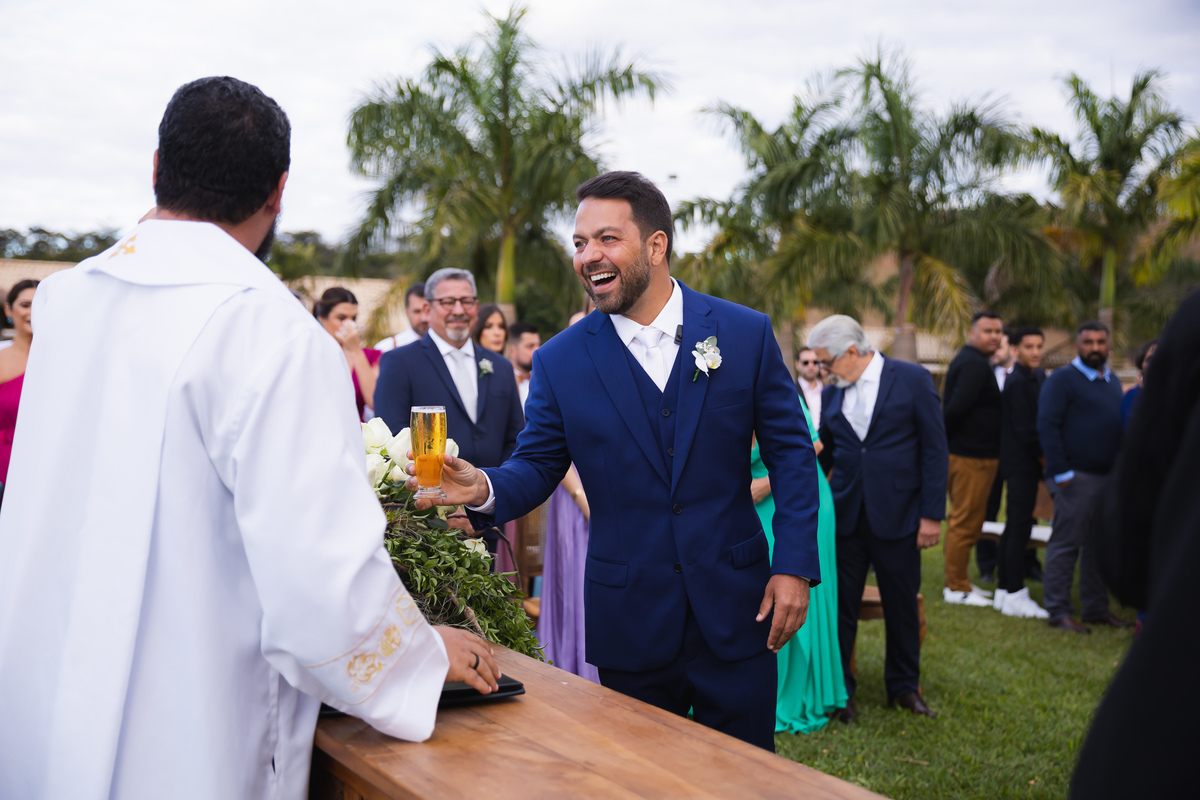 noivo tomando cerveja na cerimonia Vale dos Desejos  Fernanda e Leo  Casamento