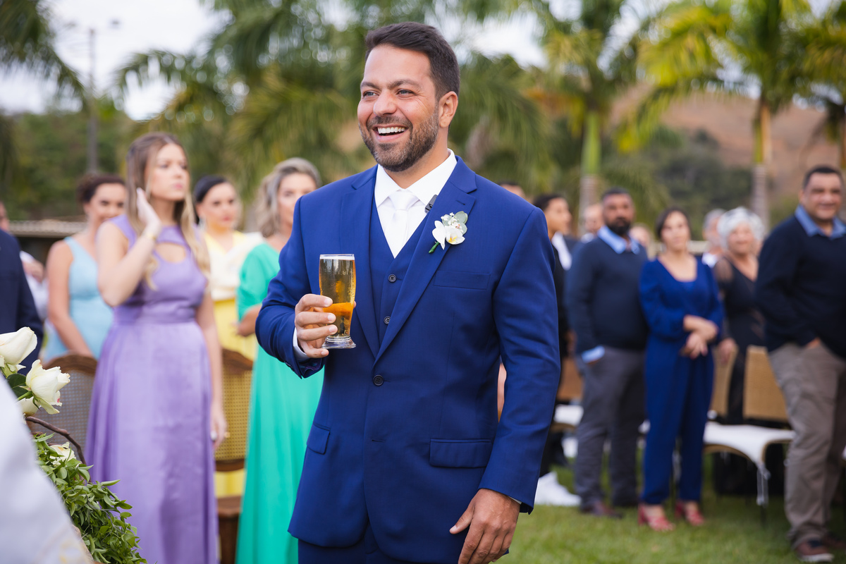 noivo tomando cerveja na cerimonia Vale dos Desejos  Fernanda e Leo  Casamento
