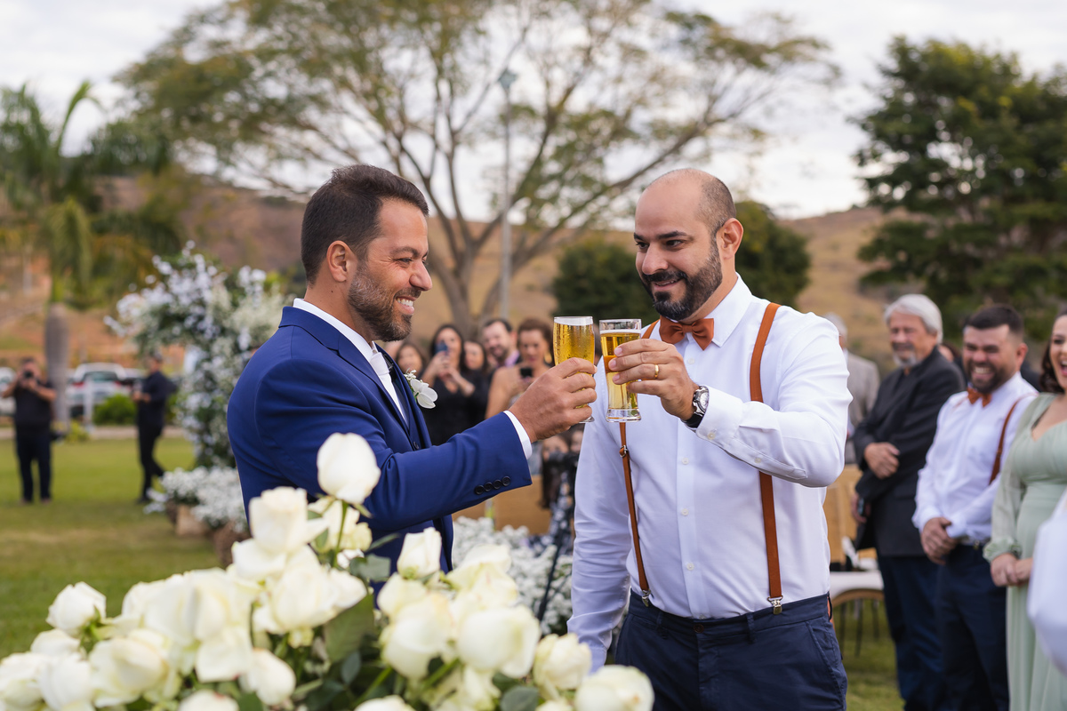 noivo tomando cerveja na cerimonia Vale dos Desejos  Fernanda e Leo  Casamento