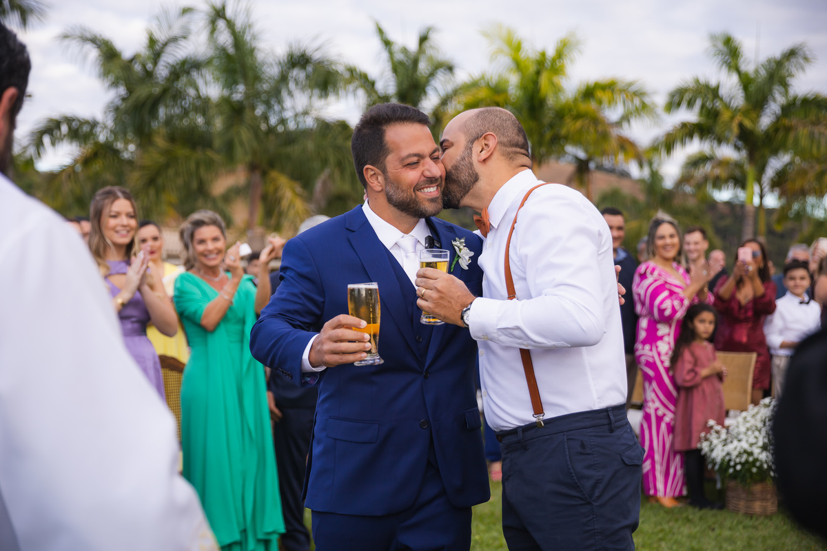 noivo tomando cerveja na cerimonia Vale dos Desejos  Fernanda e Leo  Casamento