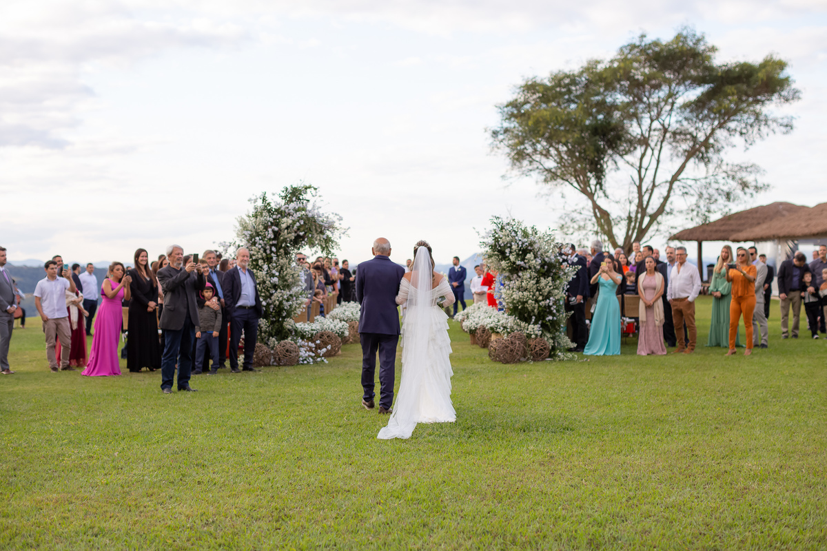 entrada noiva na cerimonia Vale dos Desejos  Fernanda e Leo  Casamento