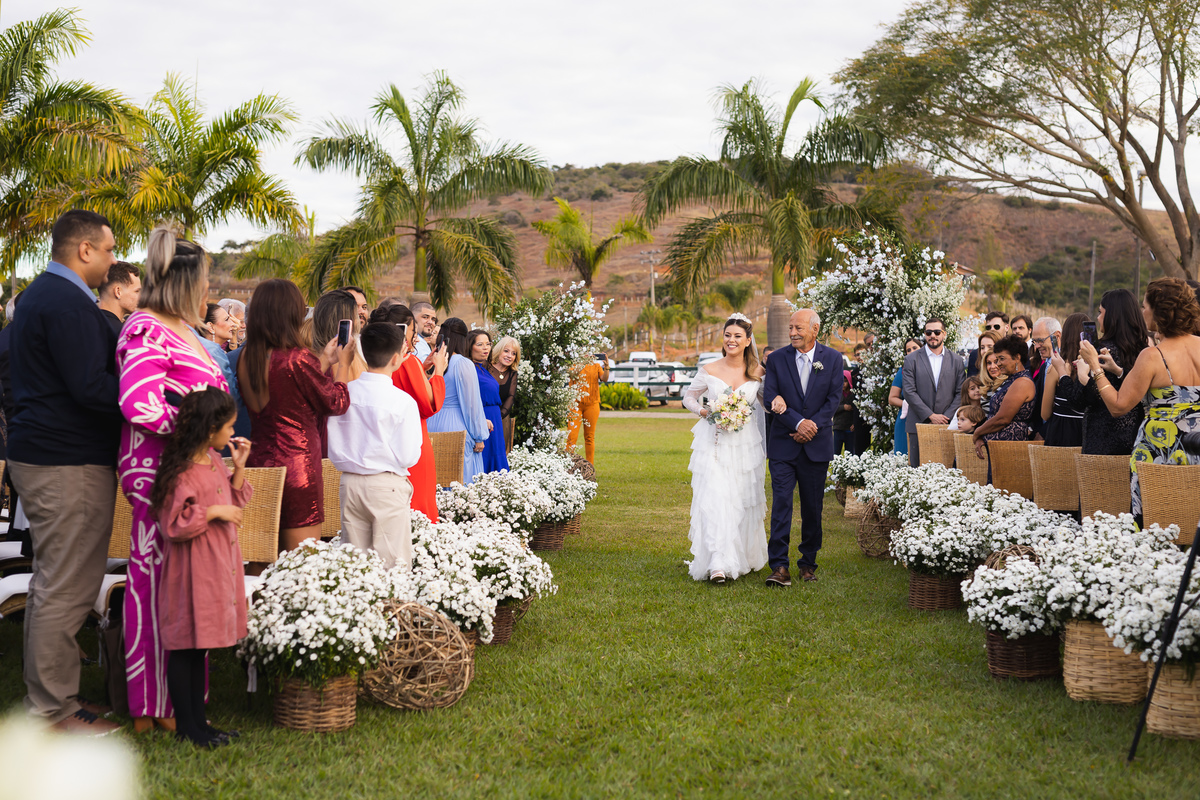 entrada noiva na cerimonia Vale dos Desejos  Fernanda e Leo  Casamento
