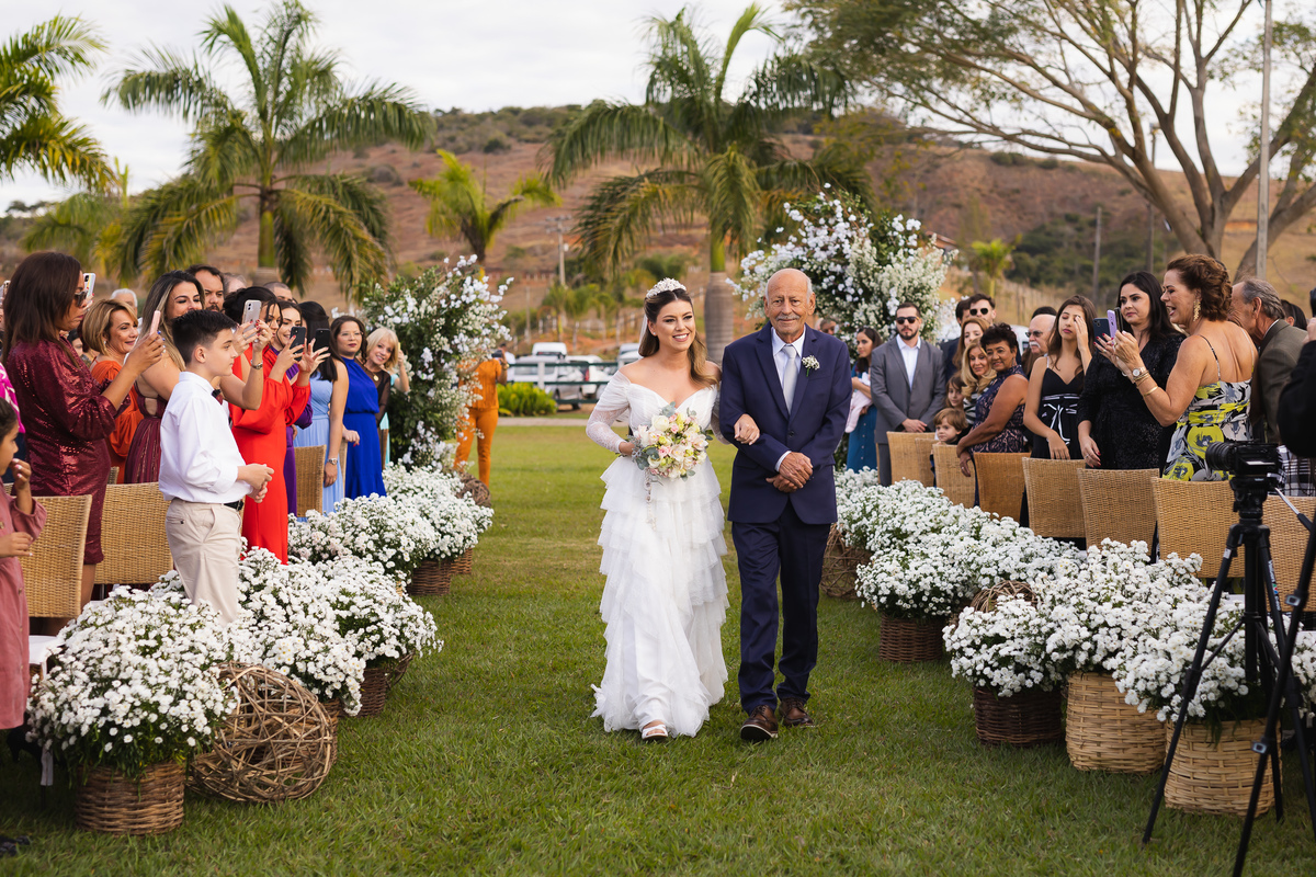 entrada noiva na cerimonia Vale dos Desejos  Fernanda e Leo  Casamento